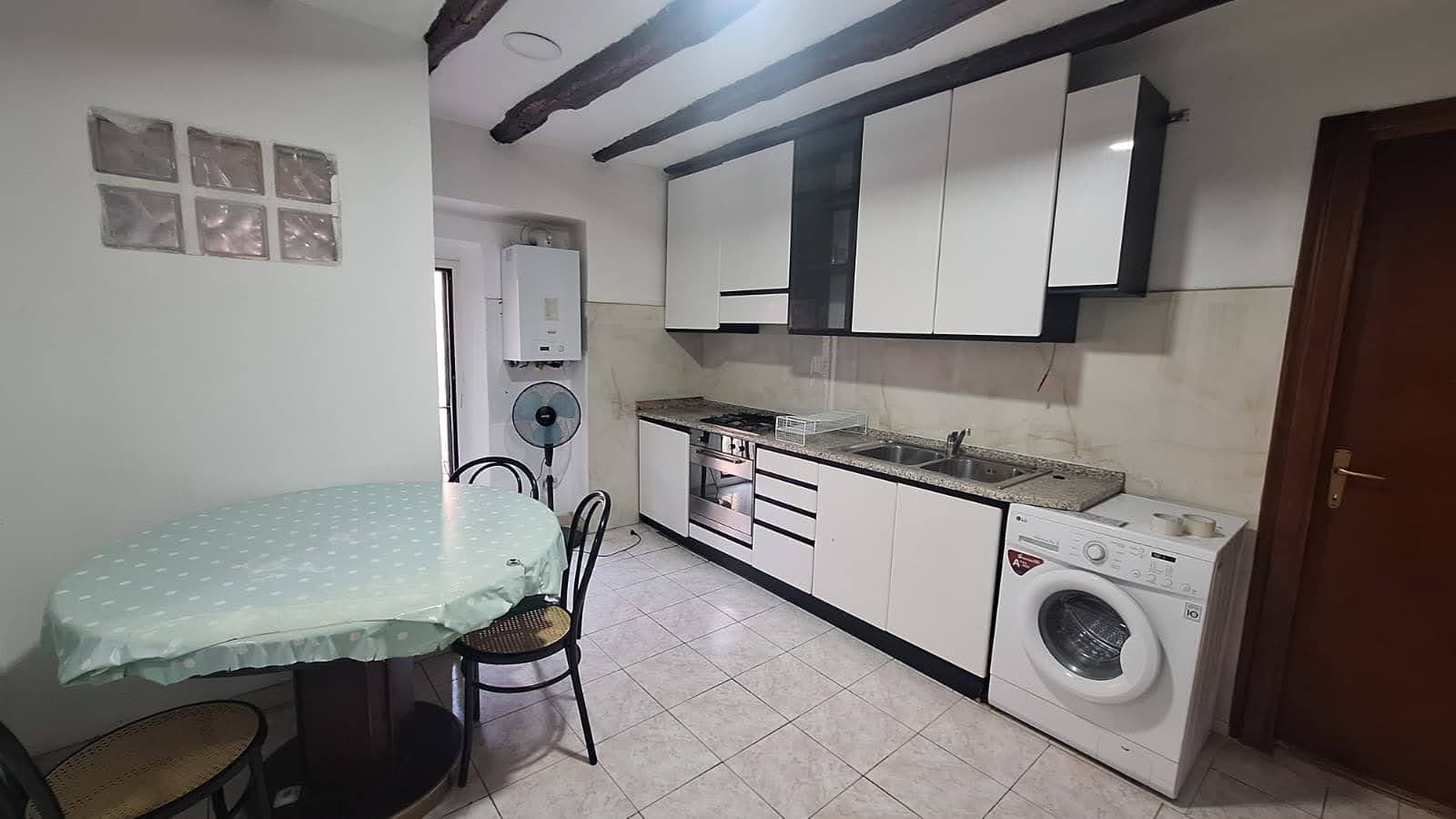 Cucina originaria dell'appartamento prima del frazionamento