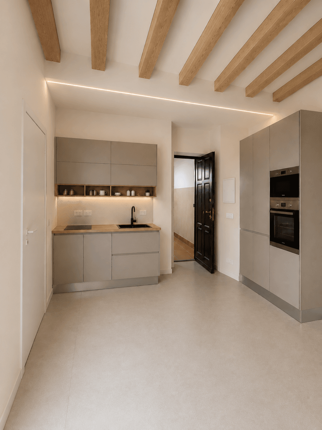 Render di progetto della cucina in due blocchi dell’Appartamento 2