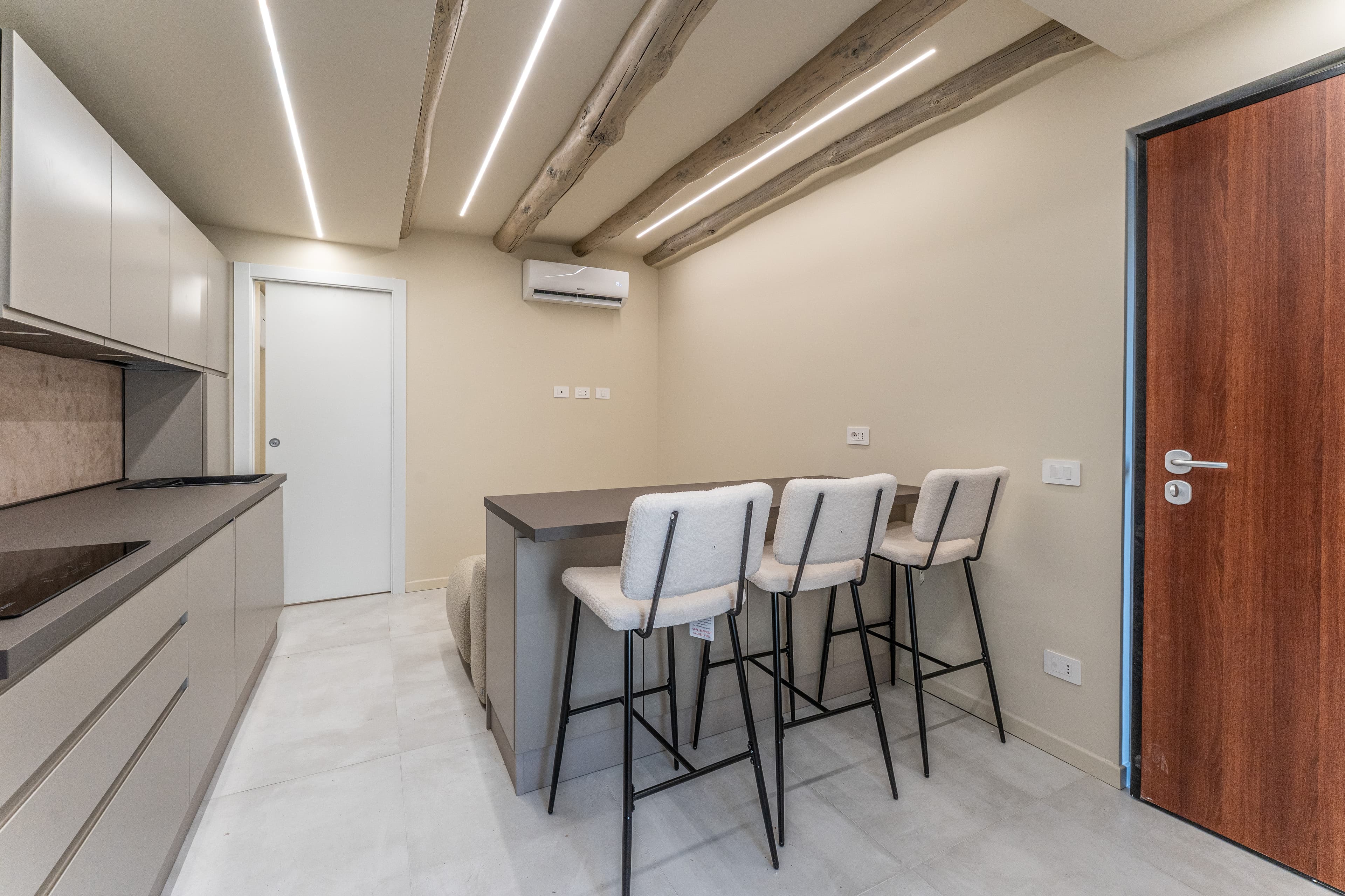 Imbonati 15, Appartamento 1, seconda vista della cucina con penisola