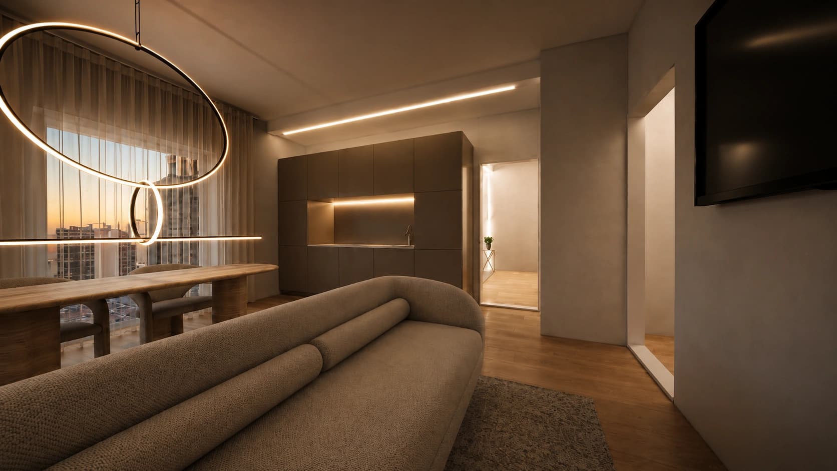 Brunelleschi, living con divano curvo, lampadario ad anelli, tavolo davanti alla finestra e cucina sul fondo